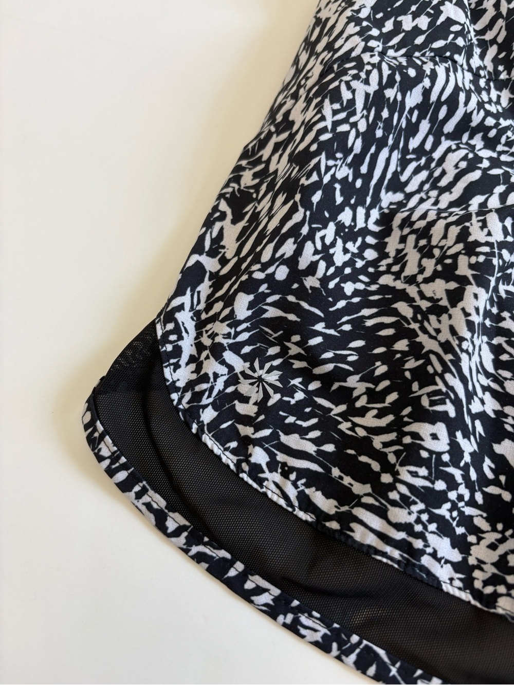 Athleta Printed Mesh Racer Run Shorts Black White Size XL 4” - Picture 3 of 11
